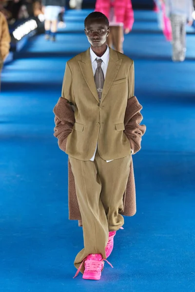 Look 25
